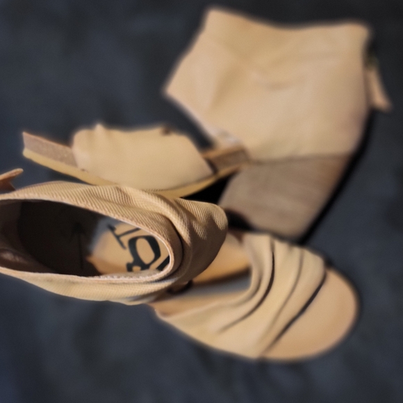 Never worn heels - Picture 5 of 9